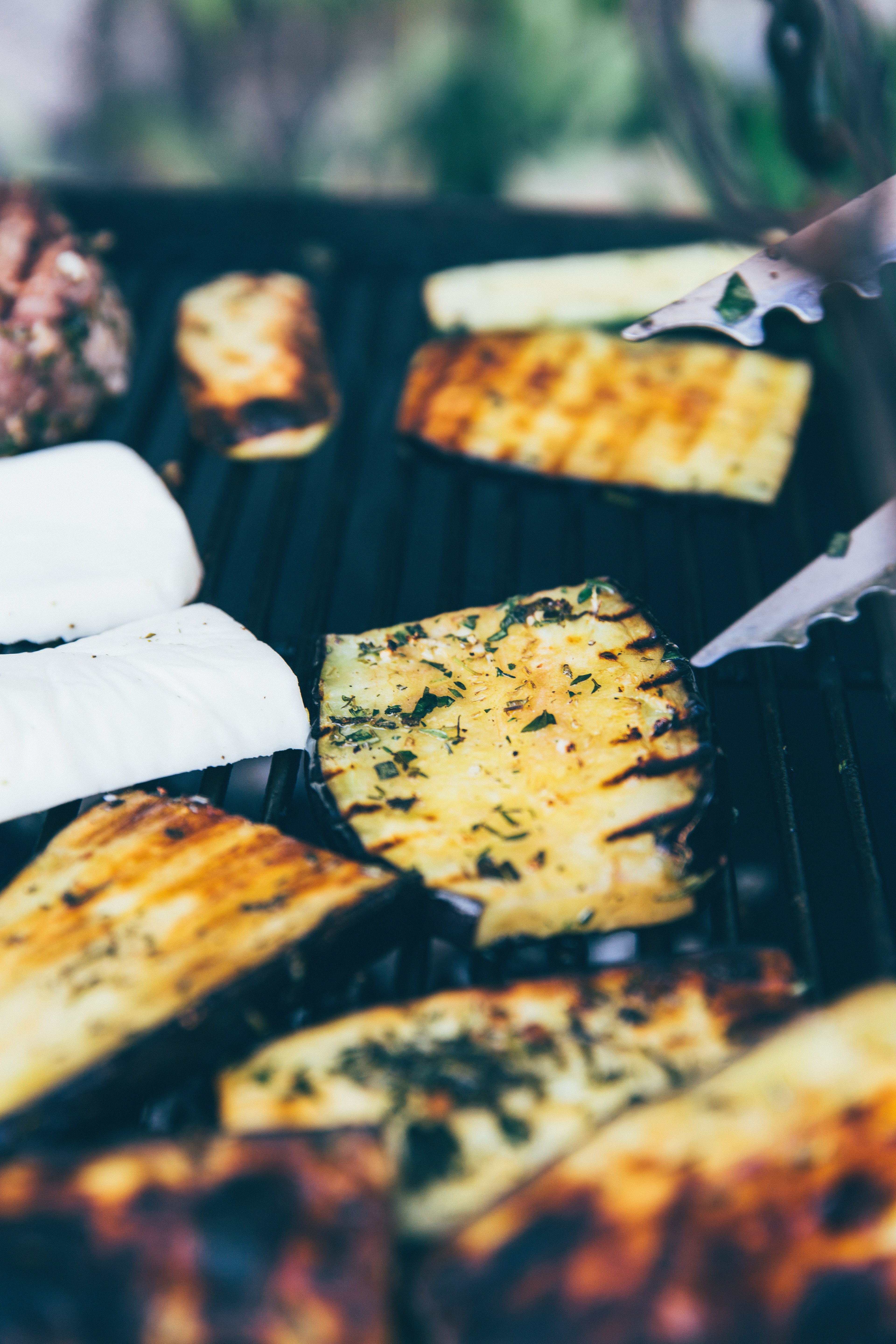 Grillet aubergine med hvit fetaost og frisk mynte