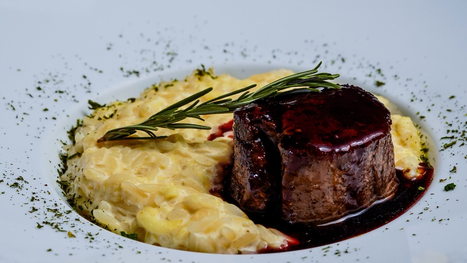 stekt oksefilet med rødvinssaus og potetgrateng