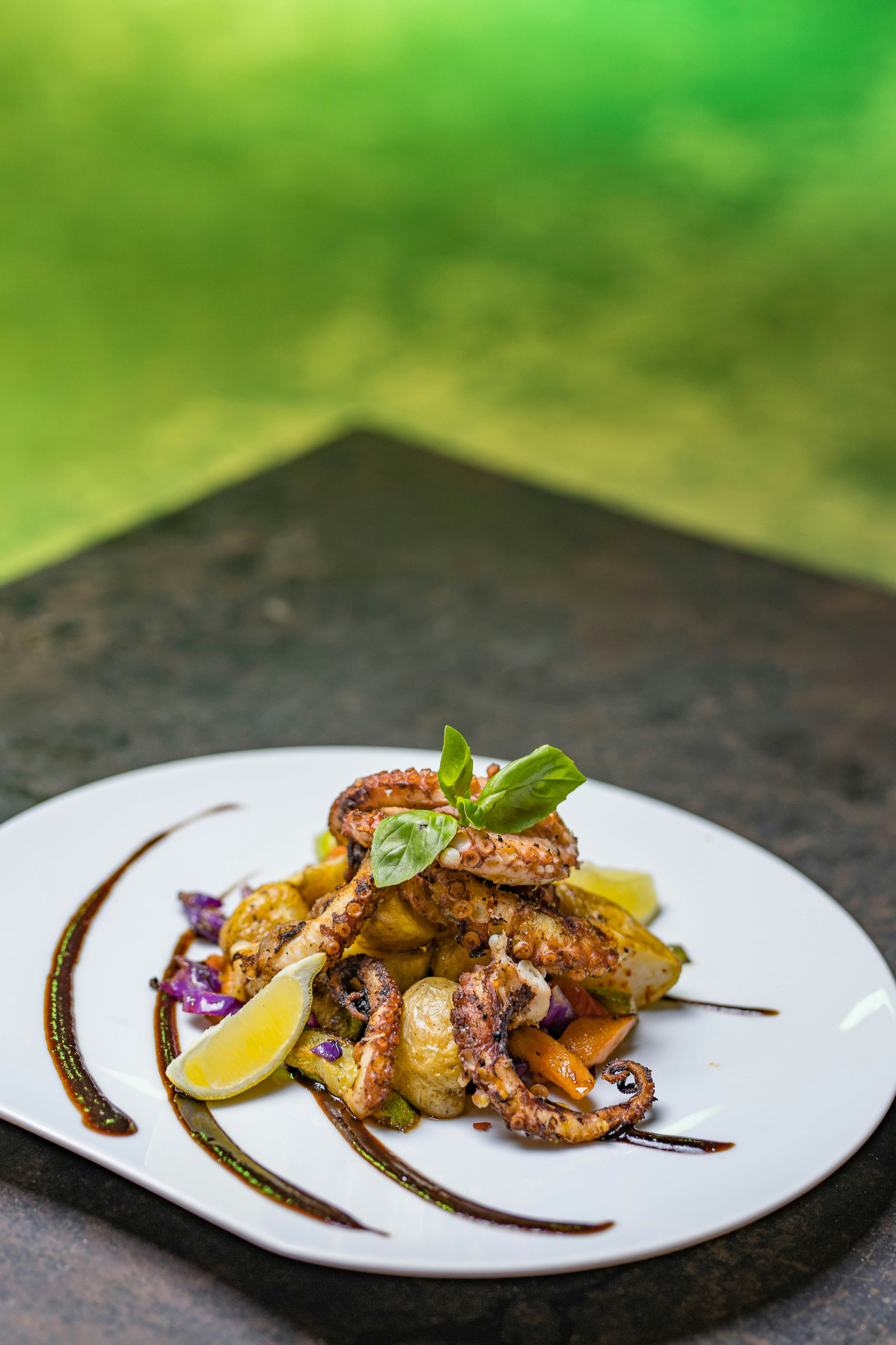 Grillet blekksprut med sitron og persille på grillen