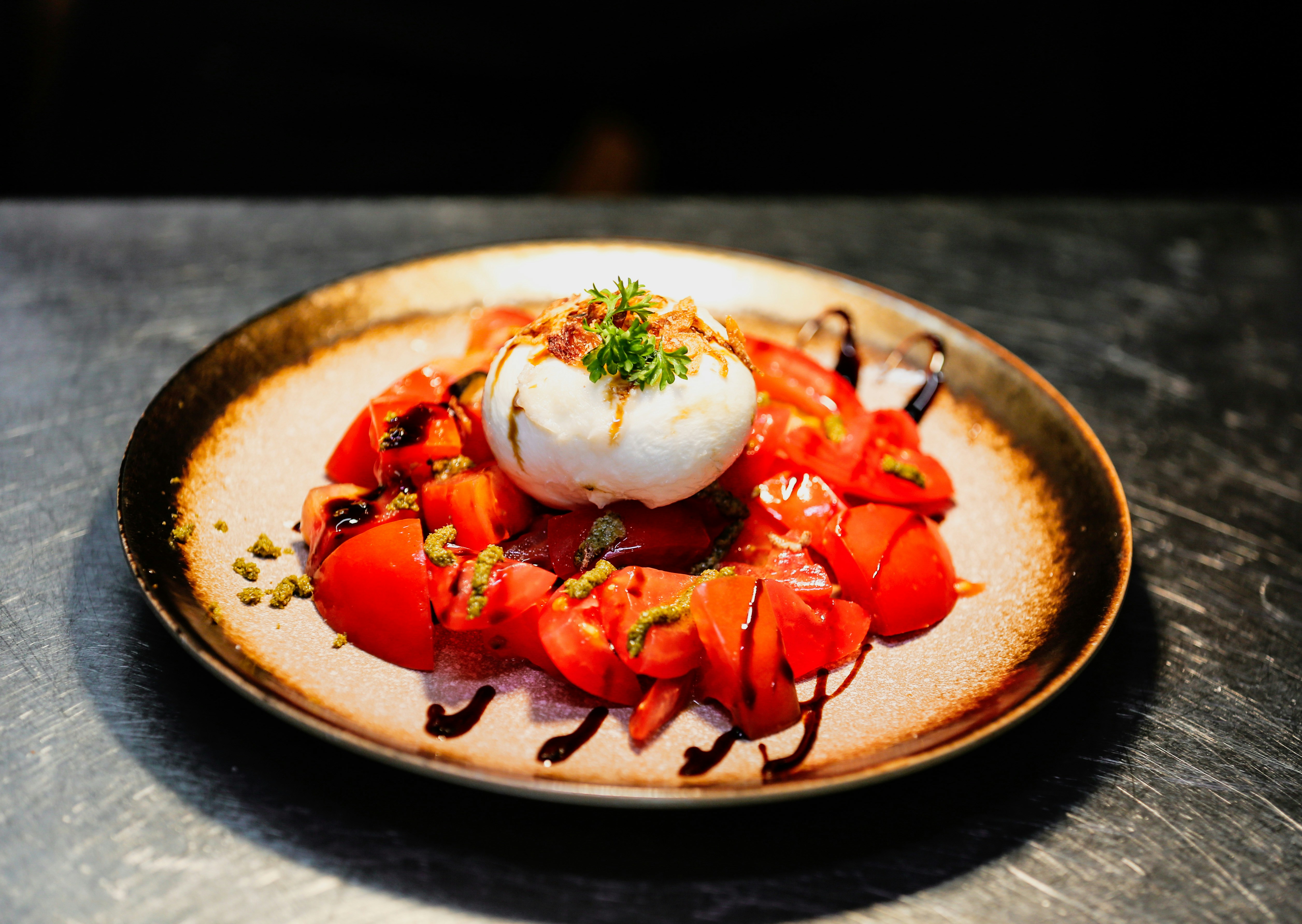 burrata på et trebord