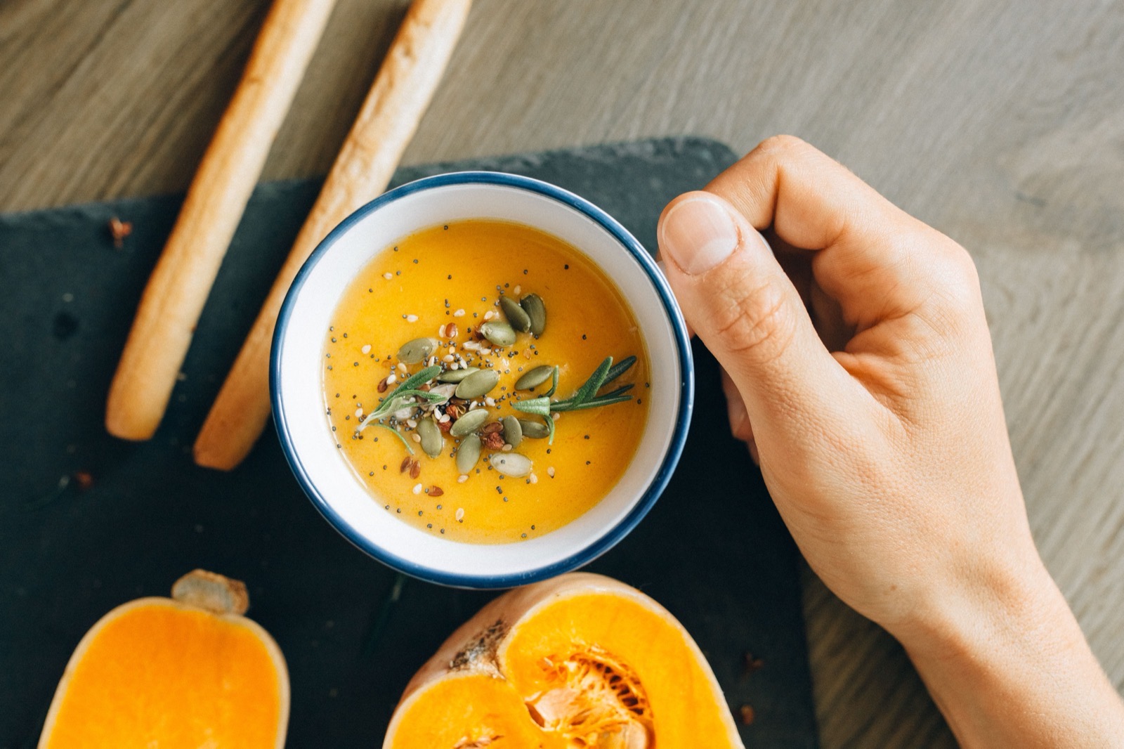kremet butternut squash-suppe med ristede gresskarkjerner