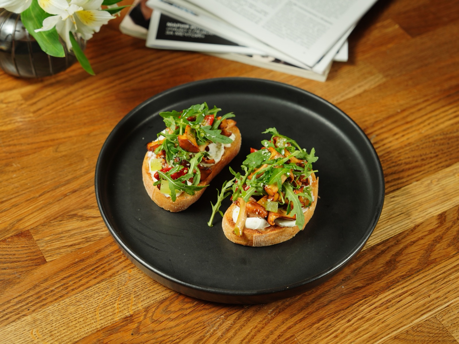 to skiver toast med smørstekte kantareller og ruccola