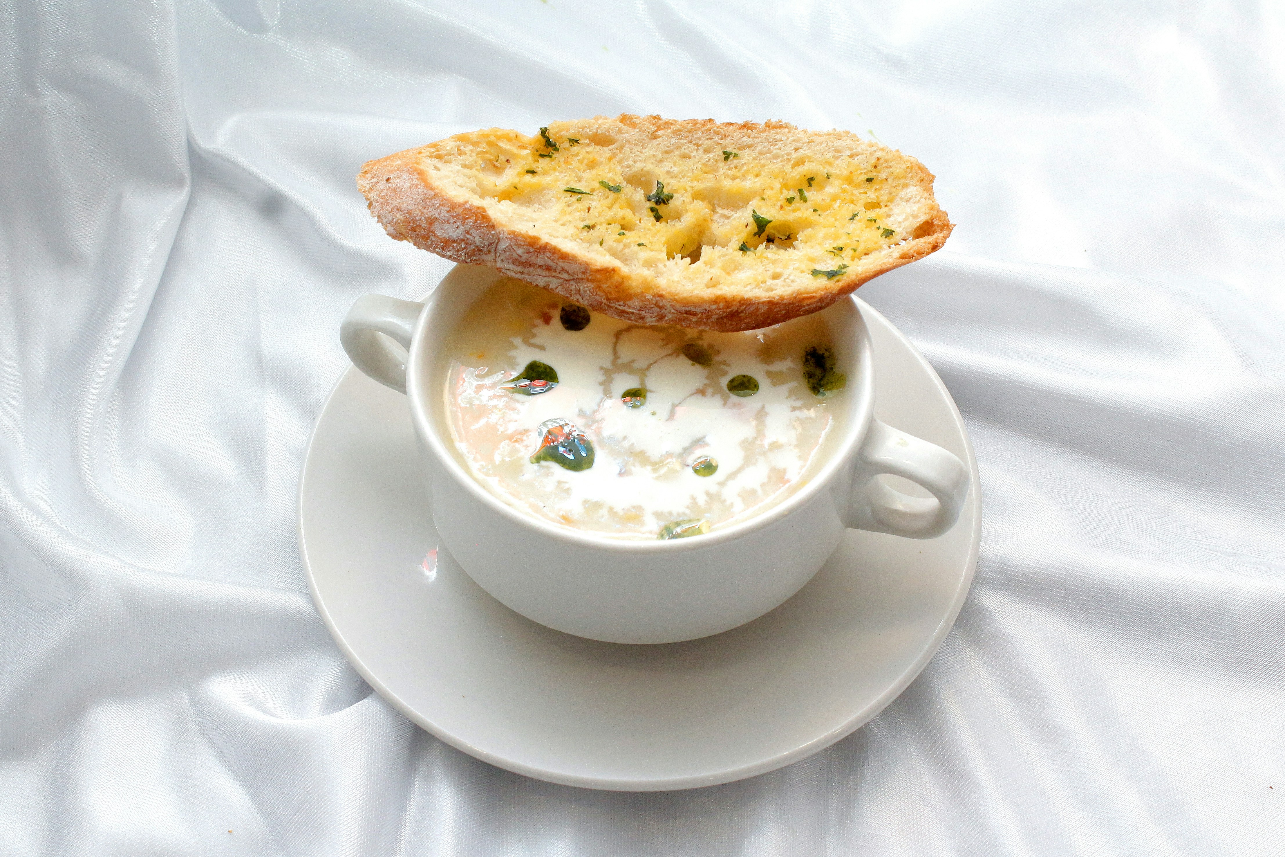 fiskesuppe på et trebord
