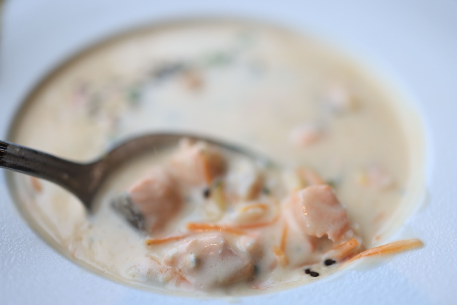 kremet fiskegryte med torsk, laks og rotgrønnsaker