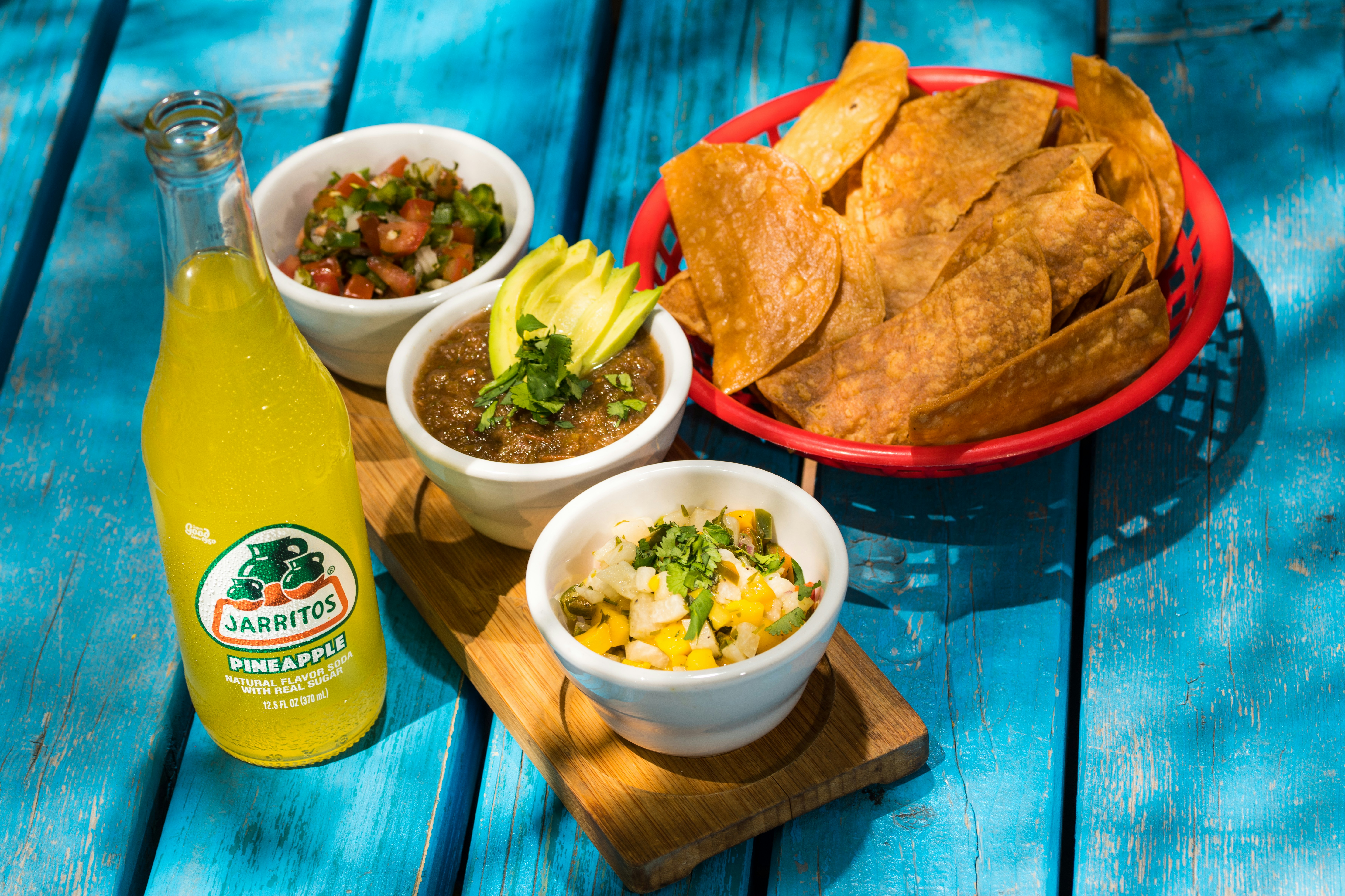 Fisketacos med mangosalsa og rød kål i lomper