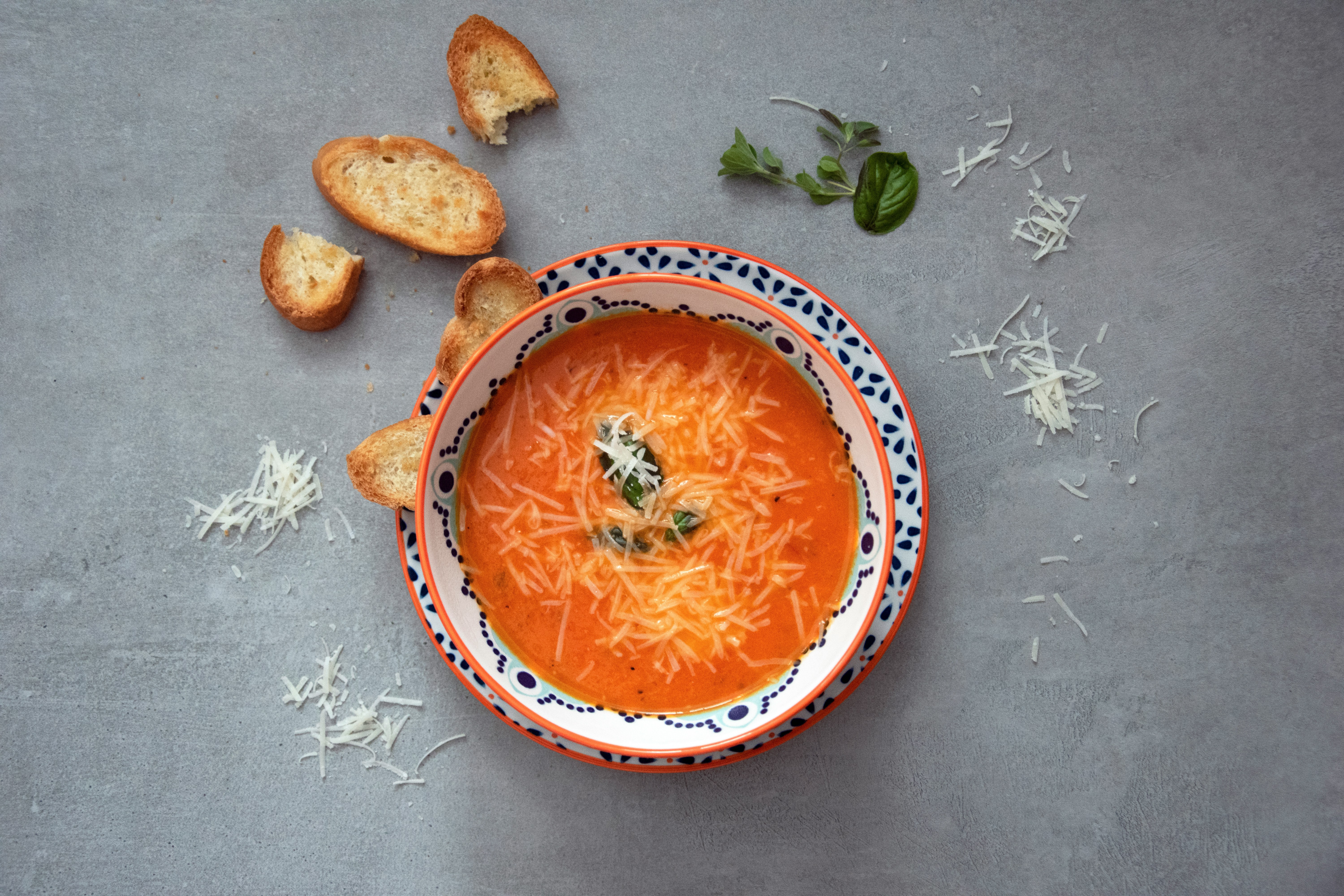 Kald gazpacho i glasskål med urtegarnityr