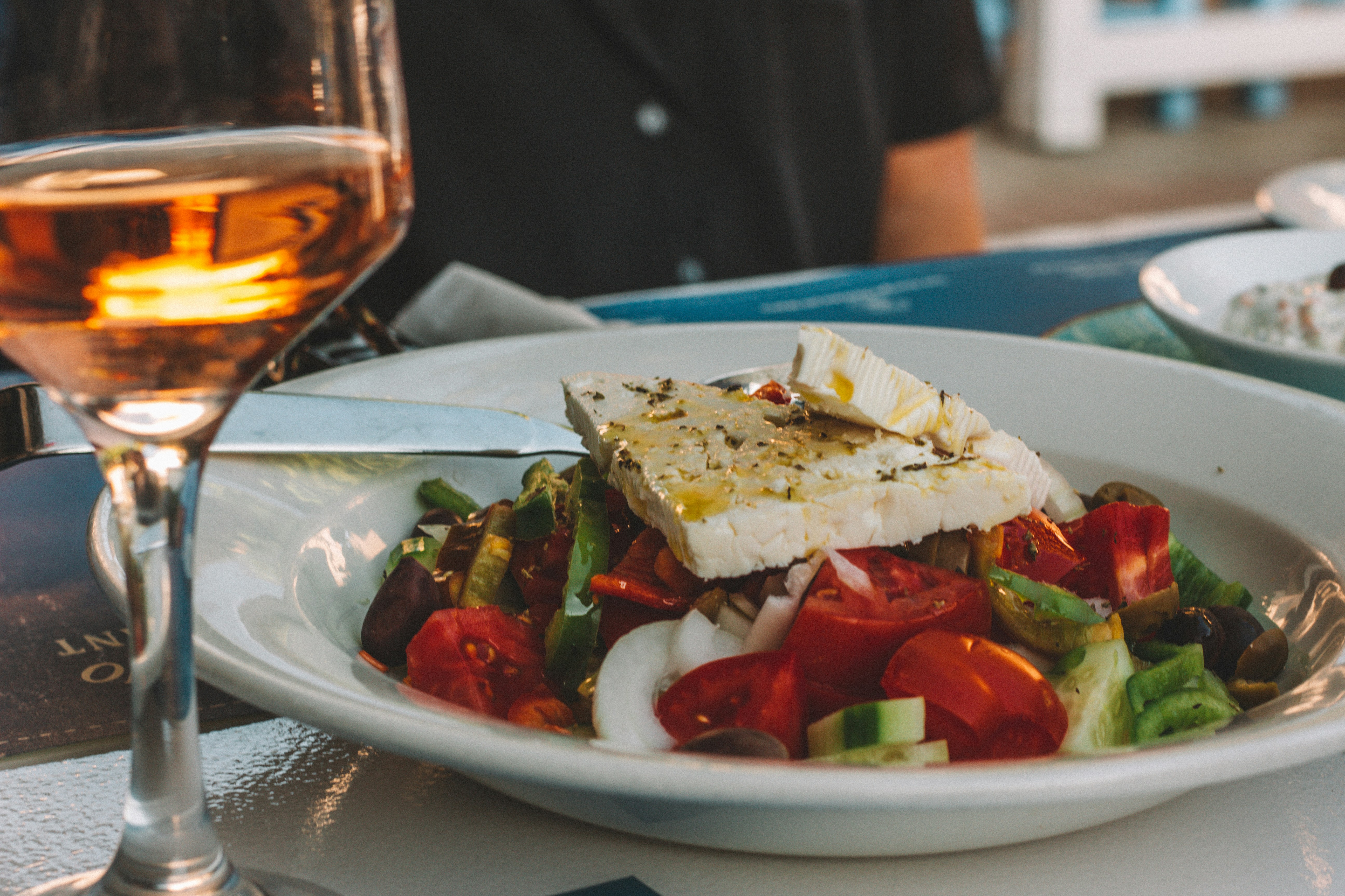 Gresk salat med fetaost og oliven i skål