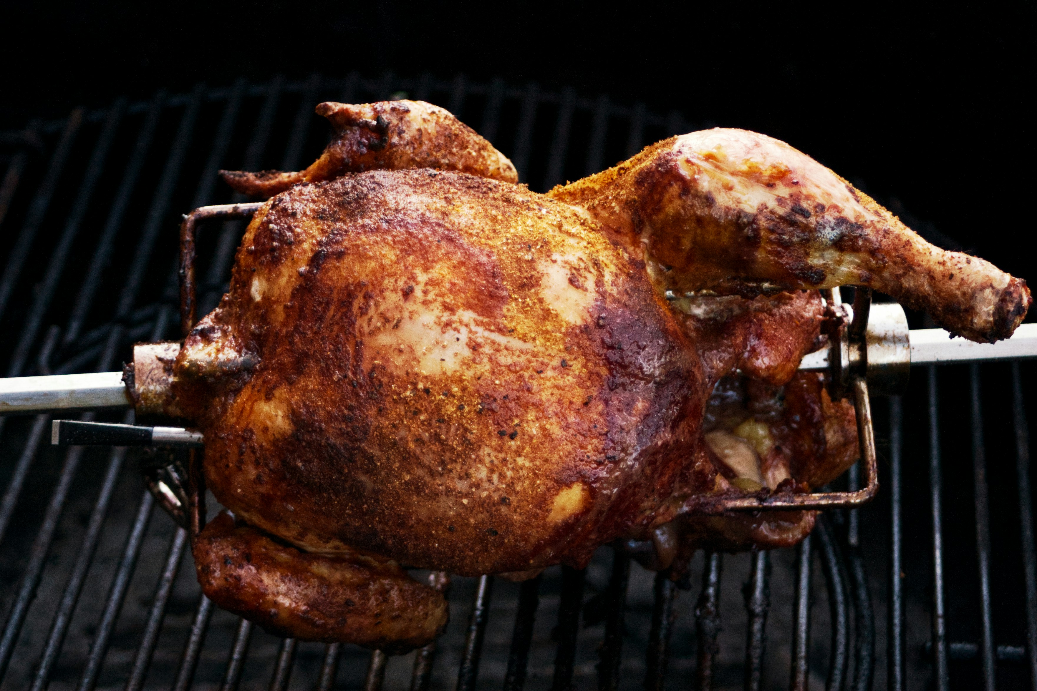 grillet kylling på et trebord