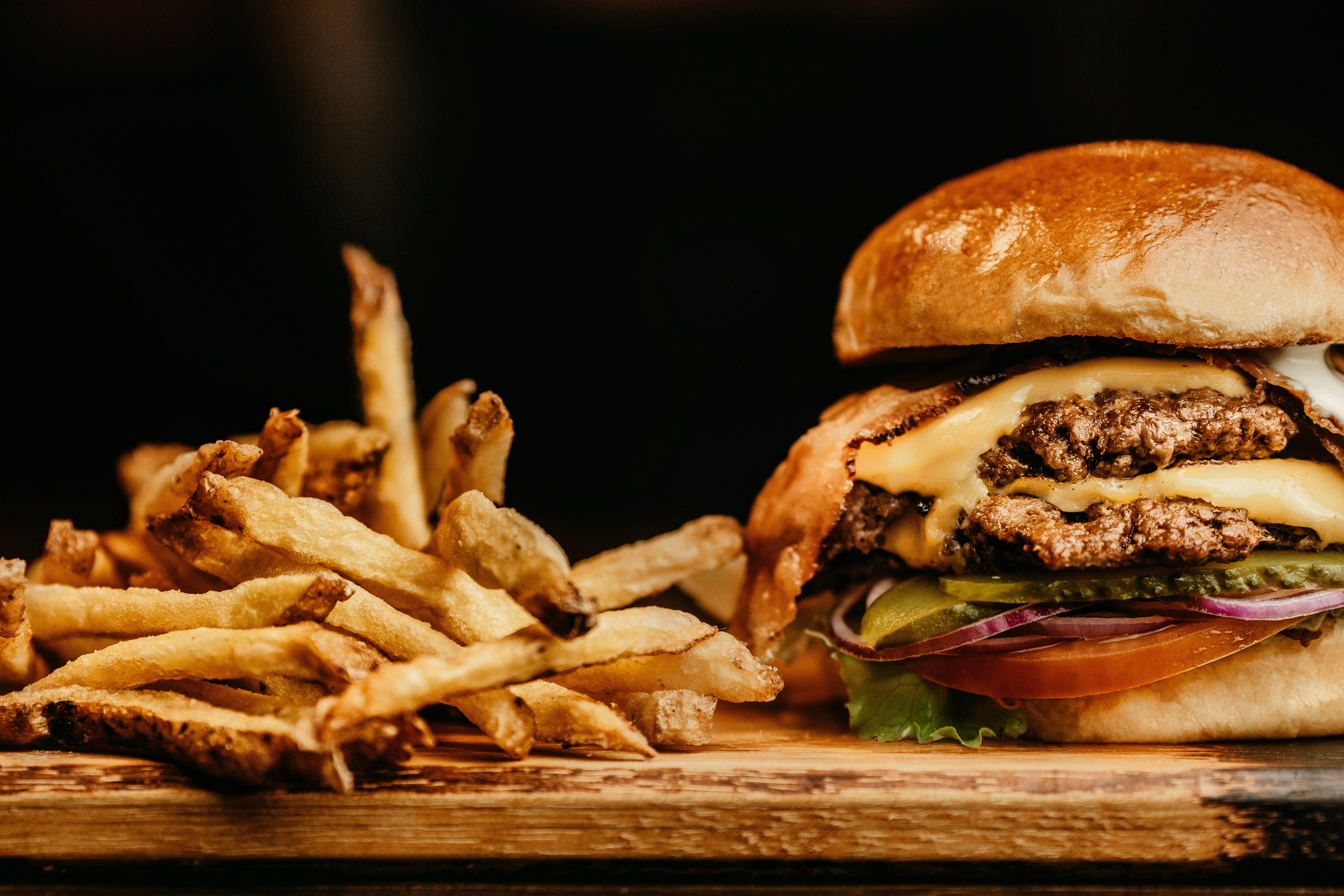hamburger på et trebord