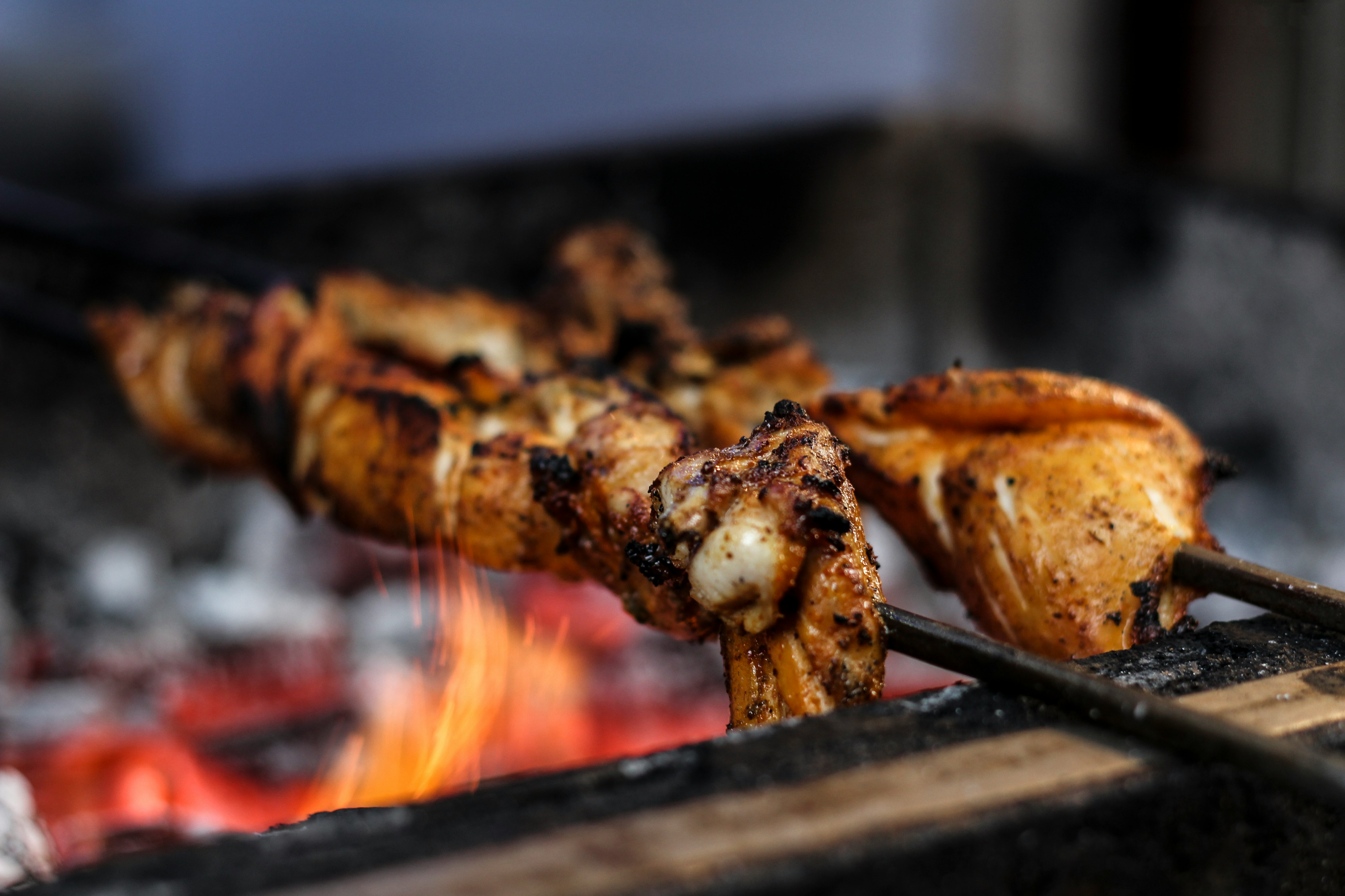 Grillede kyllingspyd med pita og urter
