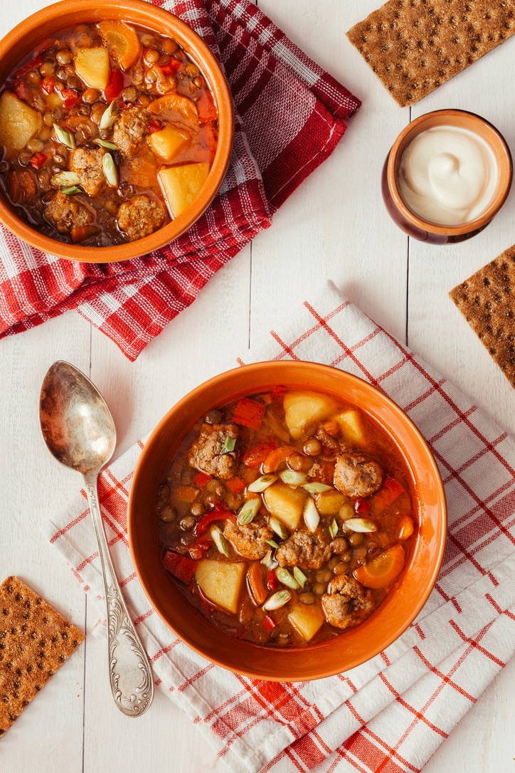 linsesuppe på et trebord