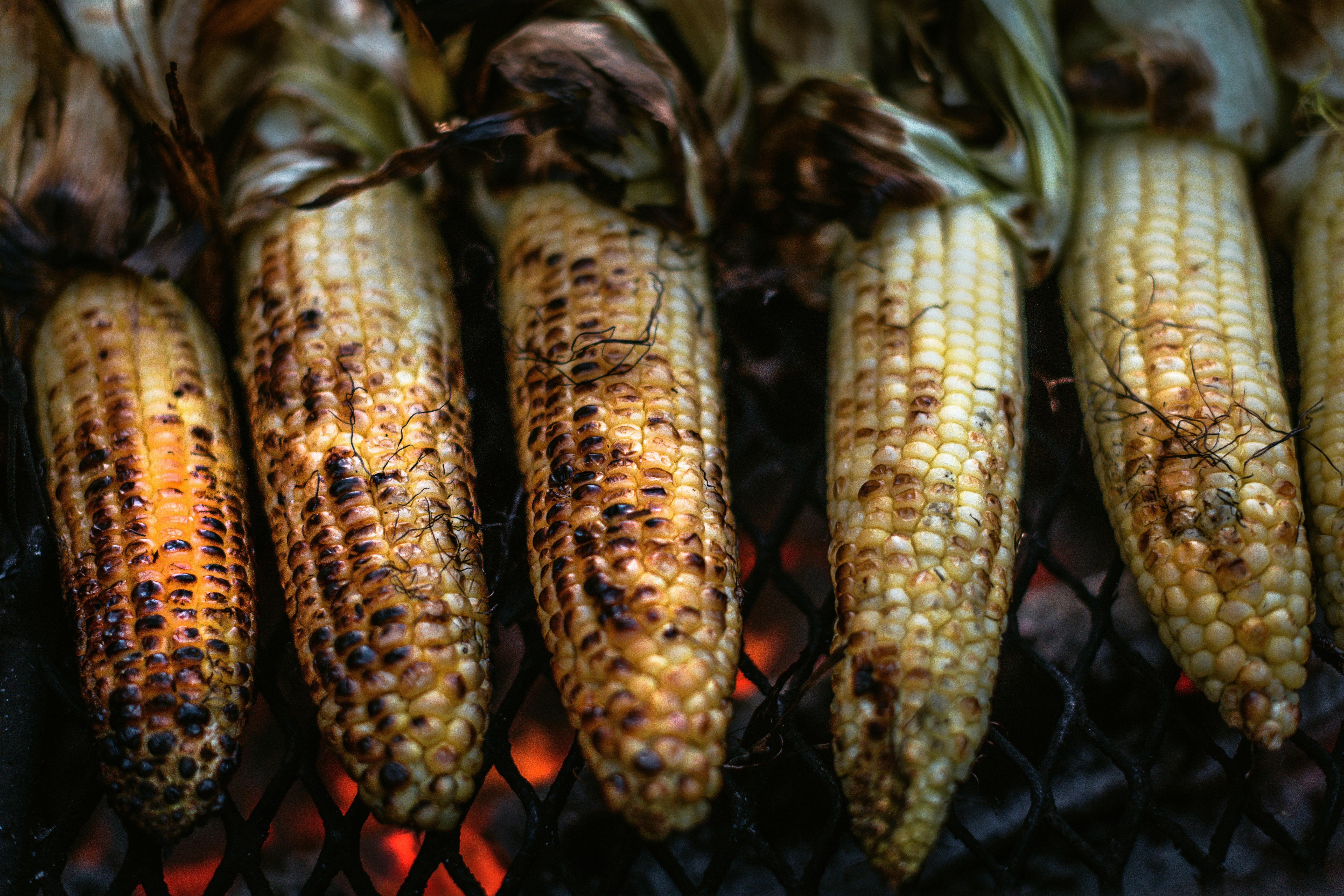 Grillet mais med smør og chili på trefjøl