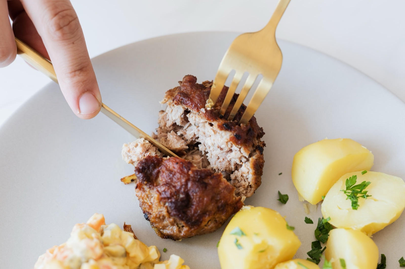 kjøttkaker i brun saus med ertestuing og poteter
