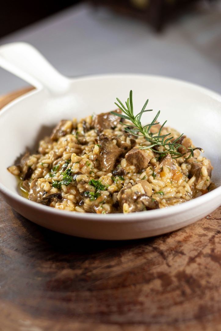 sopprisotto på et trebord