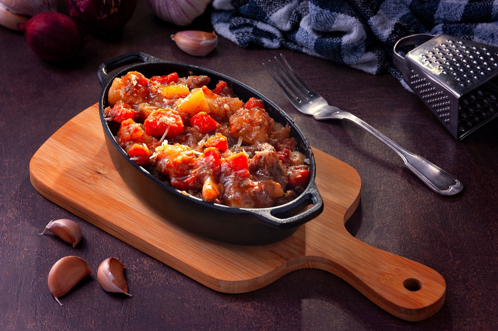 osso buco i tomatsaus servert i en støpejernsform