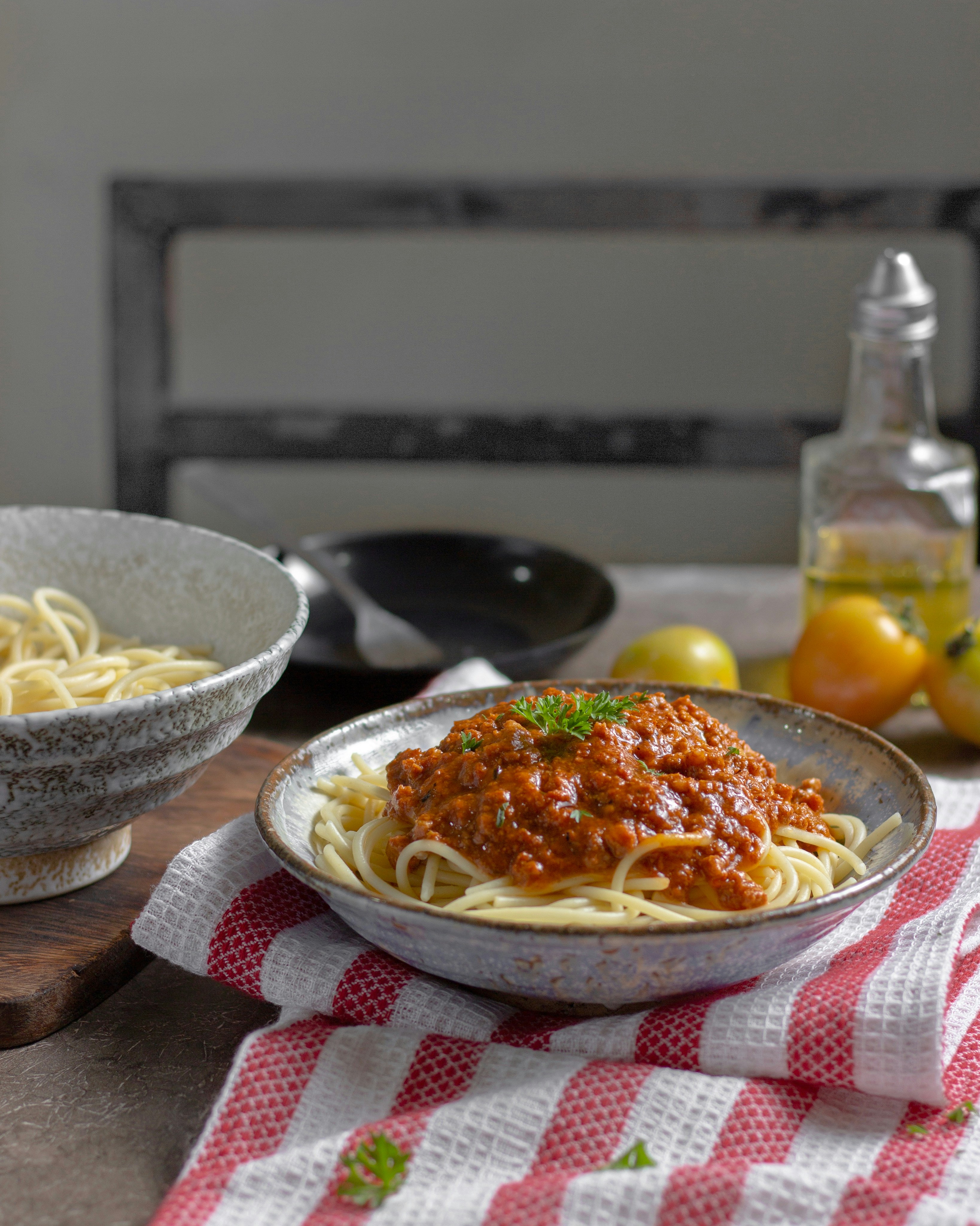 pasta bolognese på et trebord