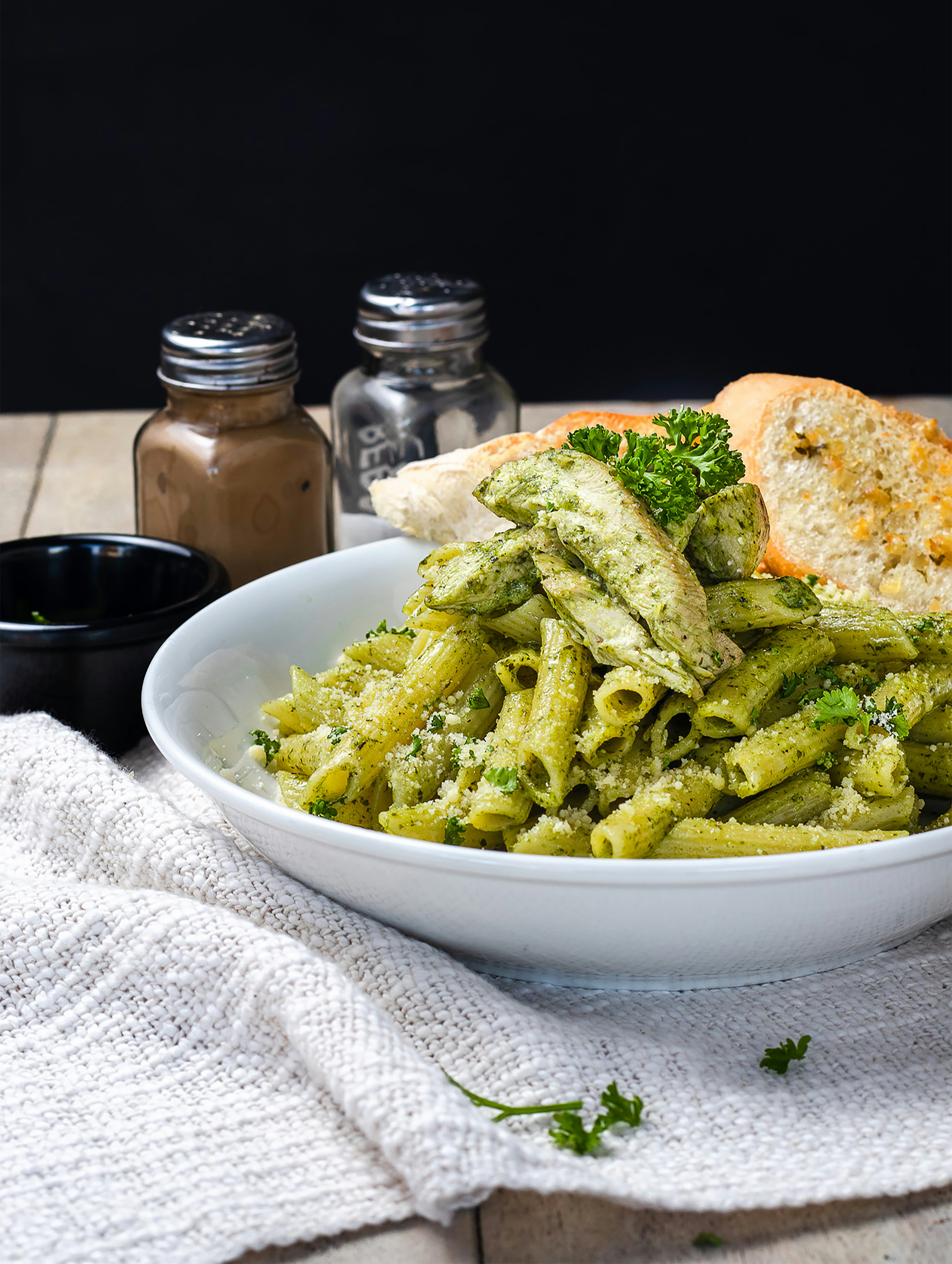 Pasta med basilikumpesto og revet parmesan