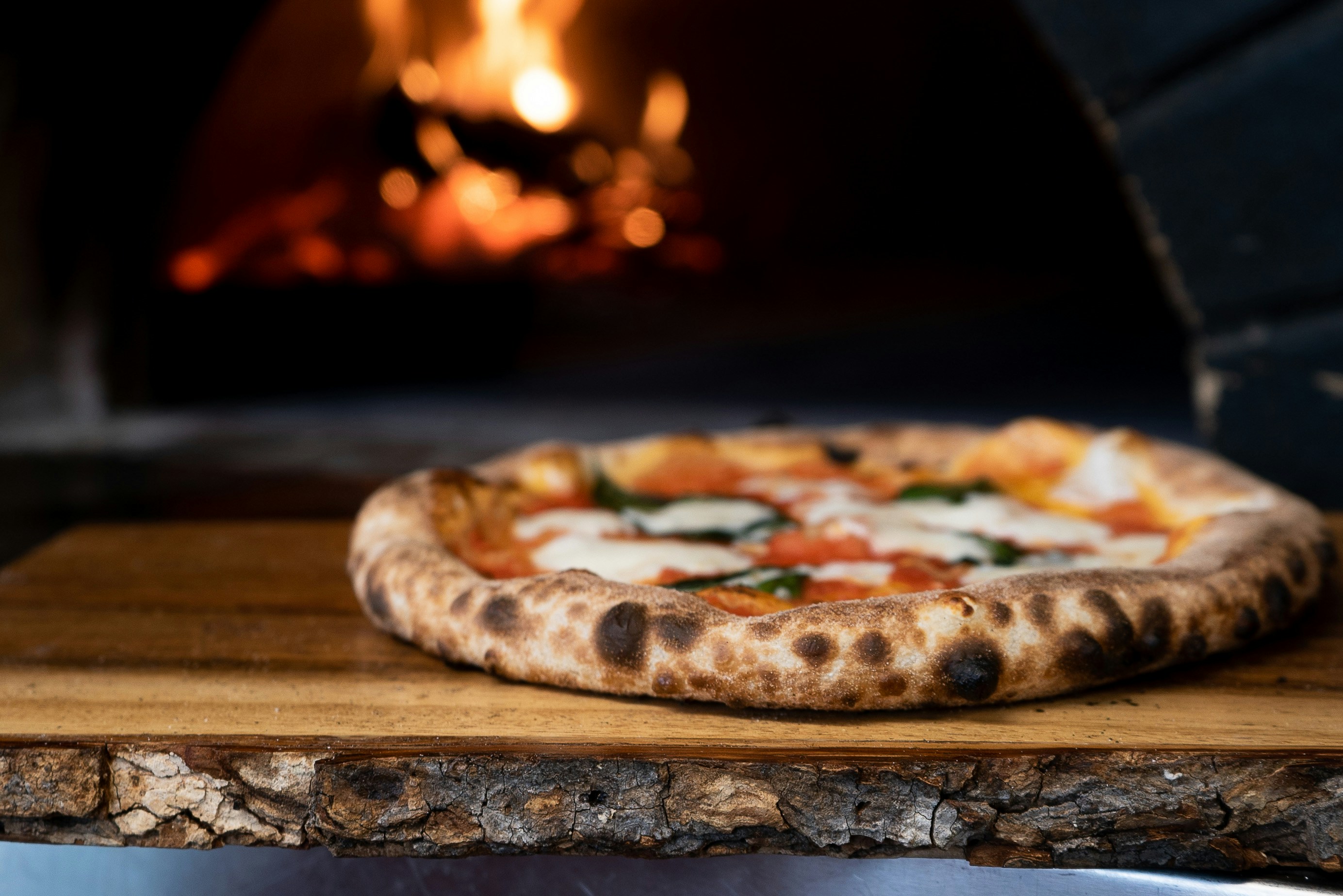 pizza på et trebord