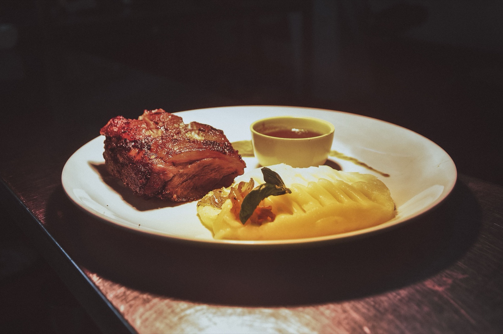 ovnsbakt svinebuk servert med potetmos og saus