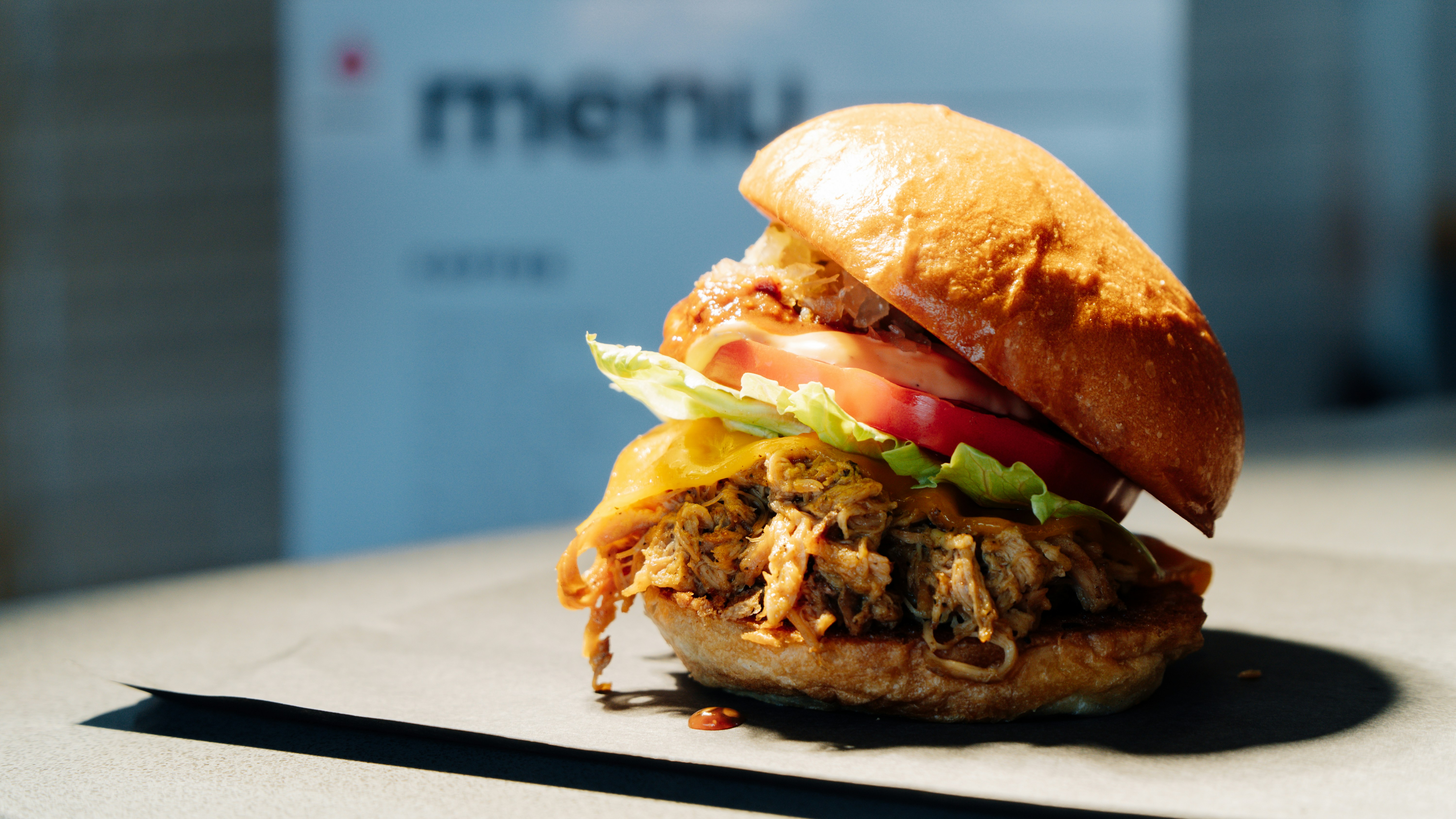 pulled pork på et trebord