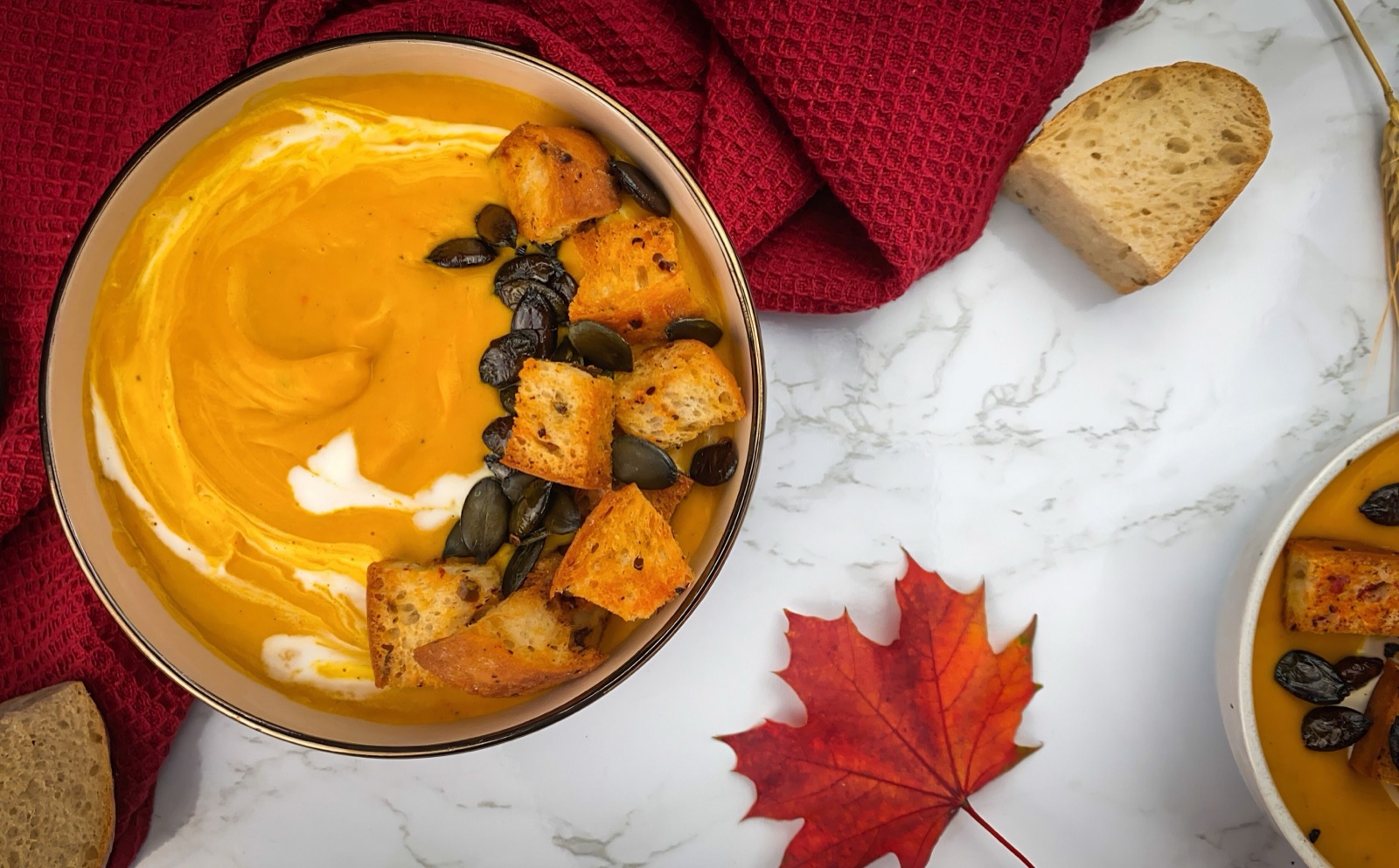 kremet gresskarsuppe med krutonger og gresskarkjerner