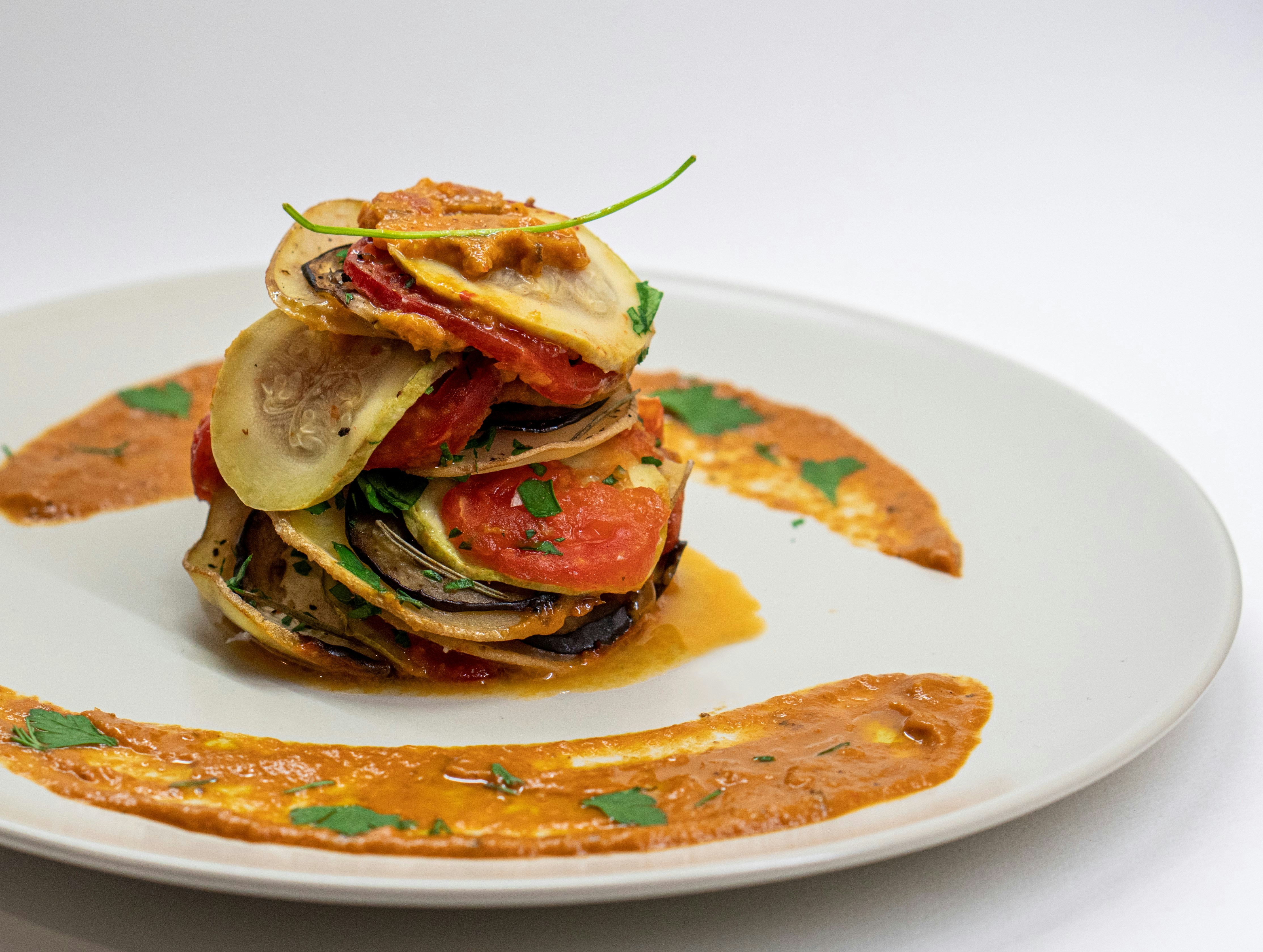 Ratatouille med lagvise grønnsaker i ildfast form