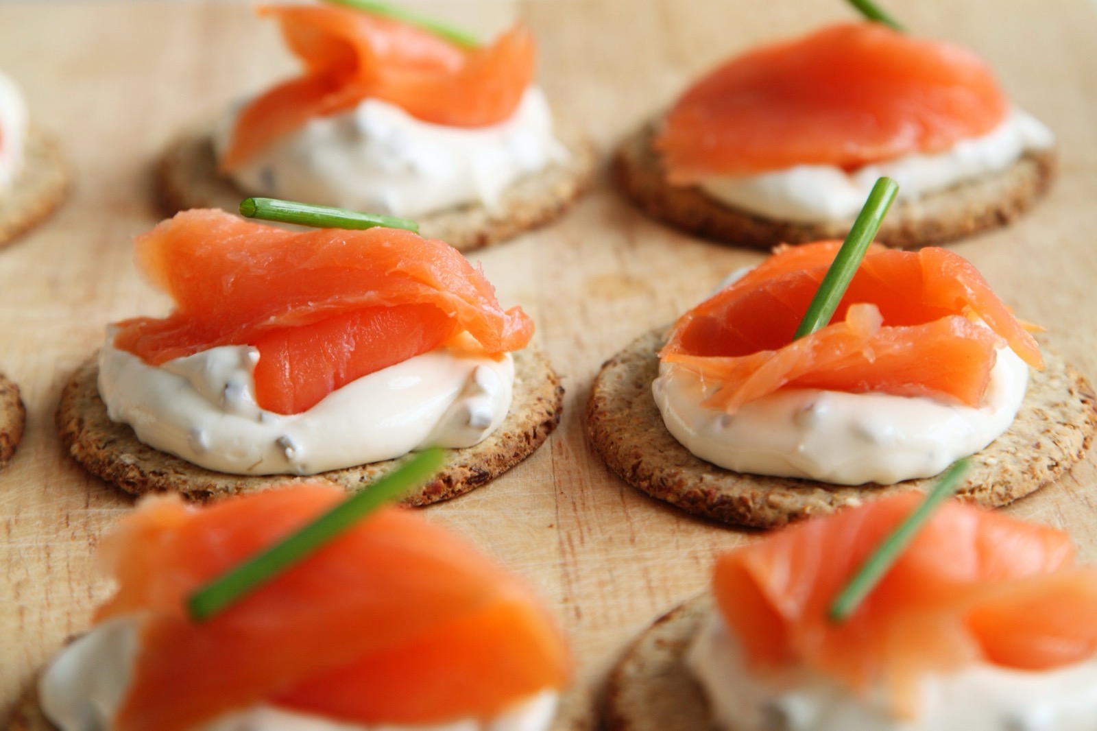 røkt ørret med pepperrotcreme og rødløk