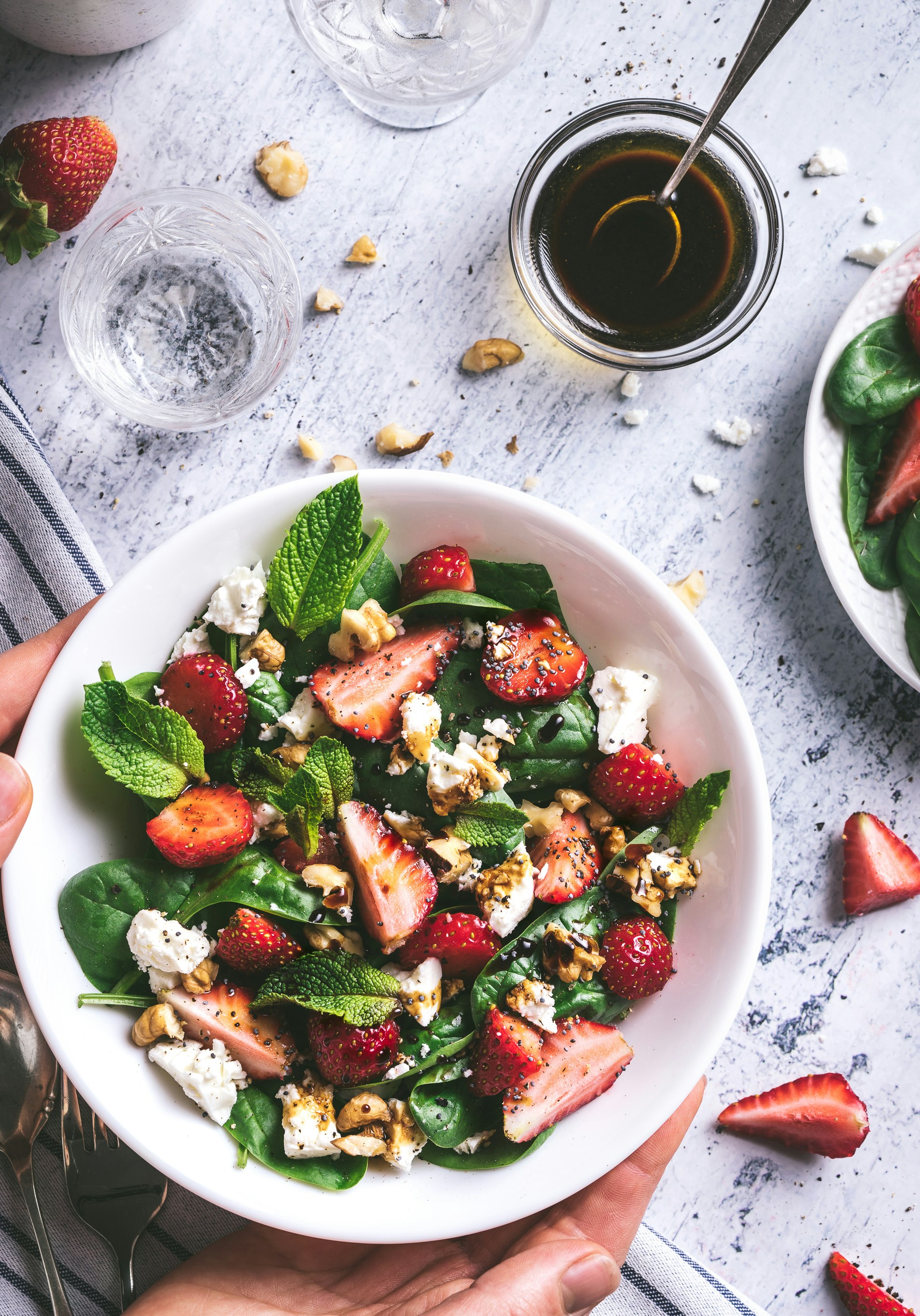 Sommersalat med jordbær, feta og valnøtter