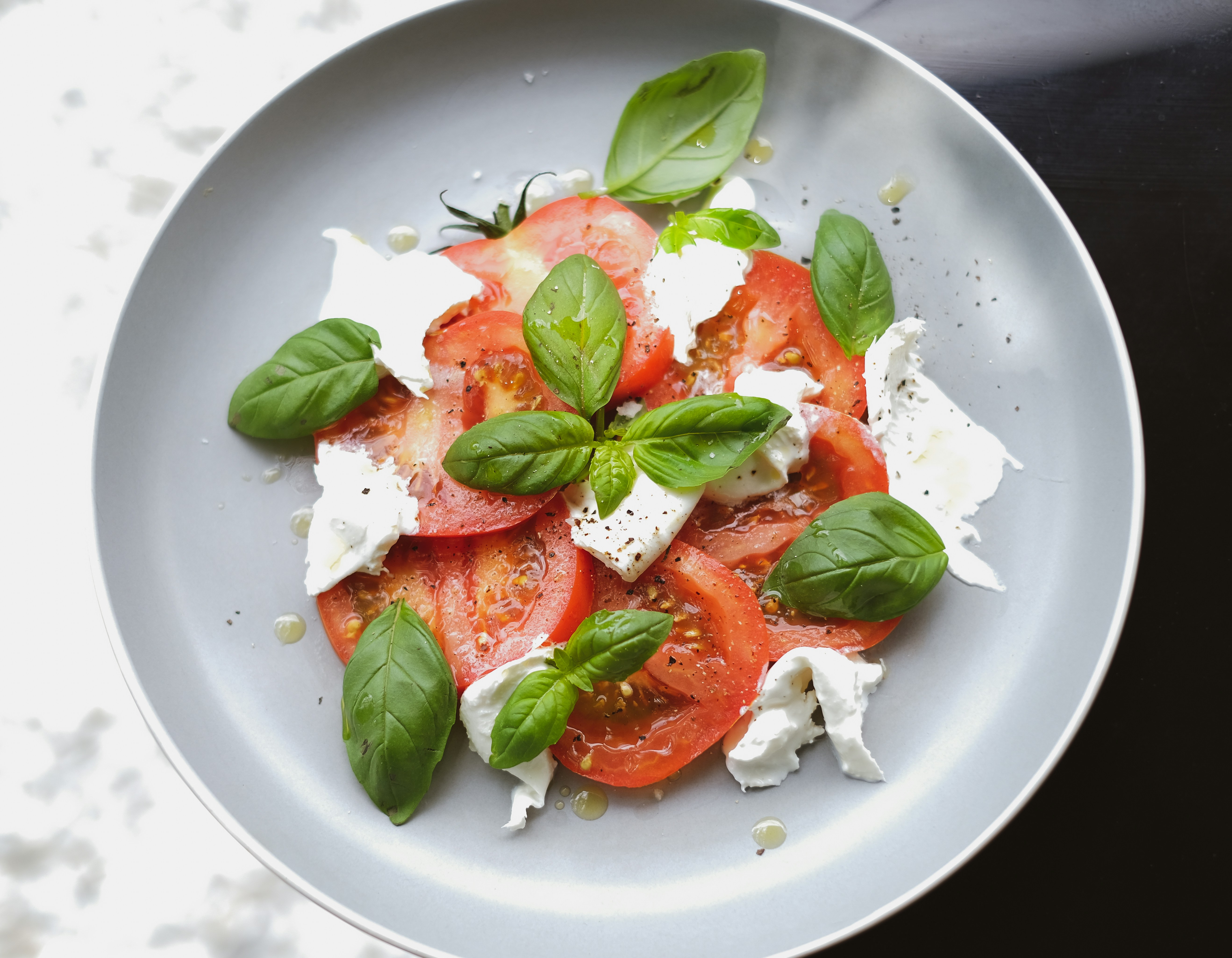 Tomatsalat med basilikum og mozzarella på fat