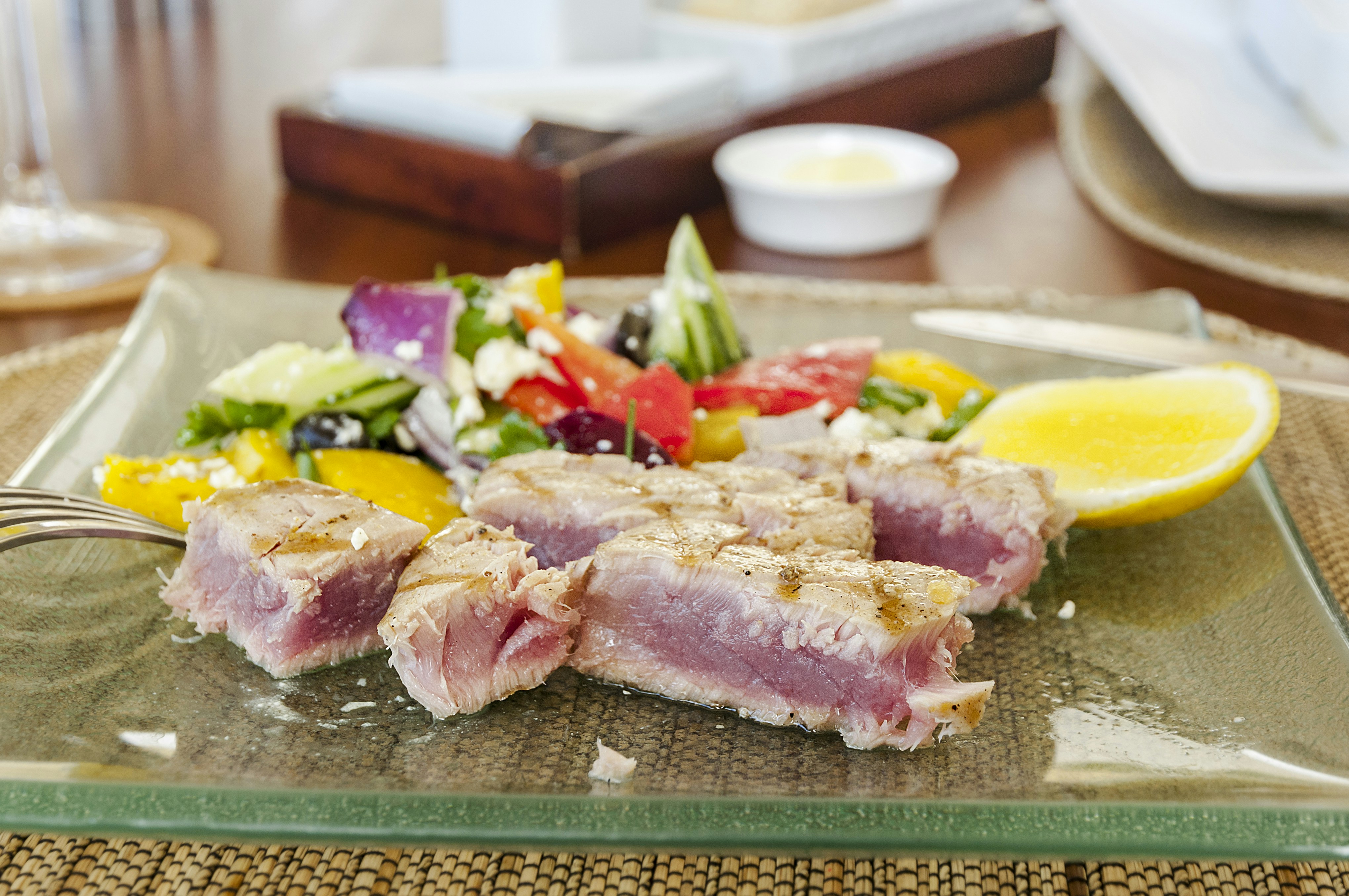 Grillet tunfiskbiff med sesamfrø og urter