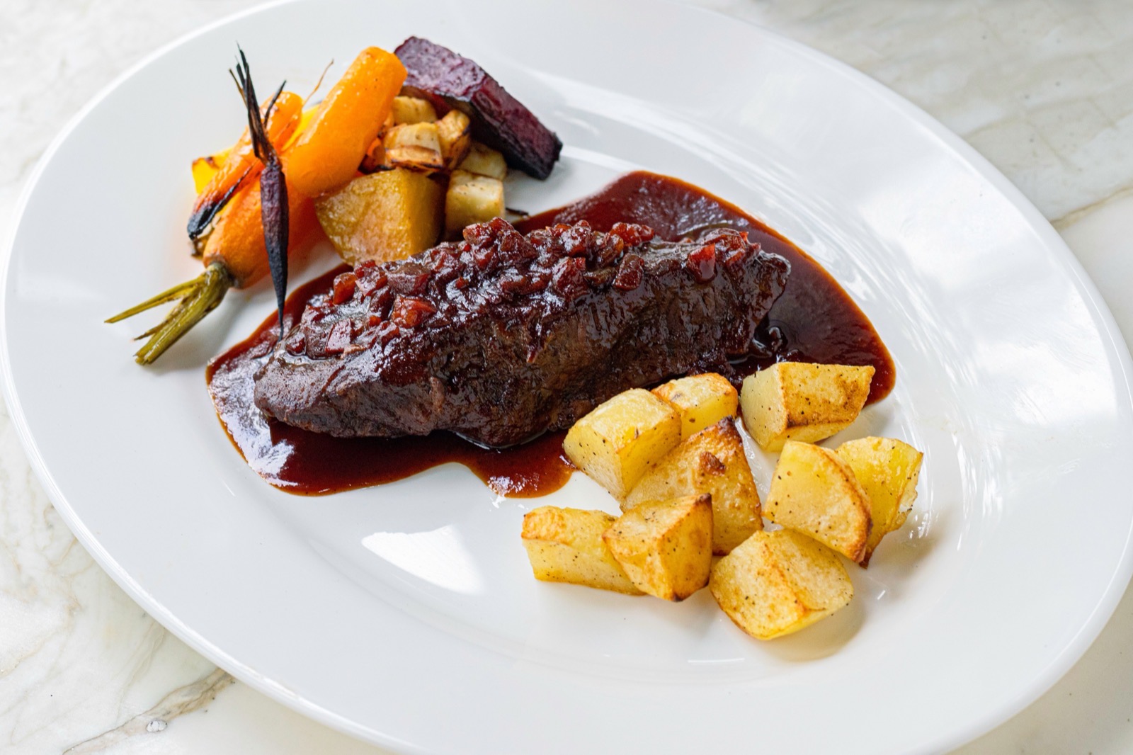 braisert kalvekinn med rotgrønnsaker og potetmos
