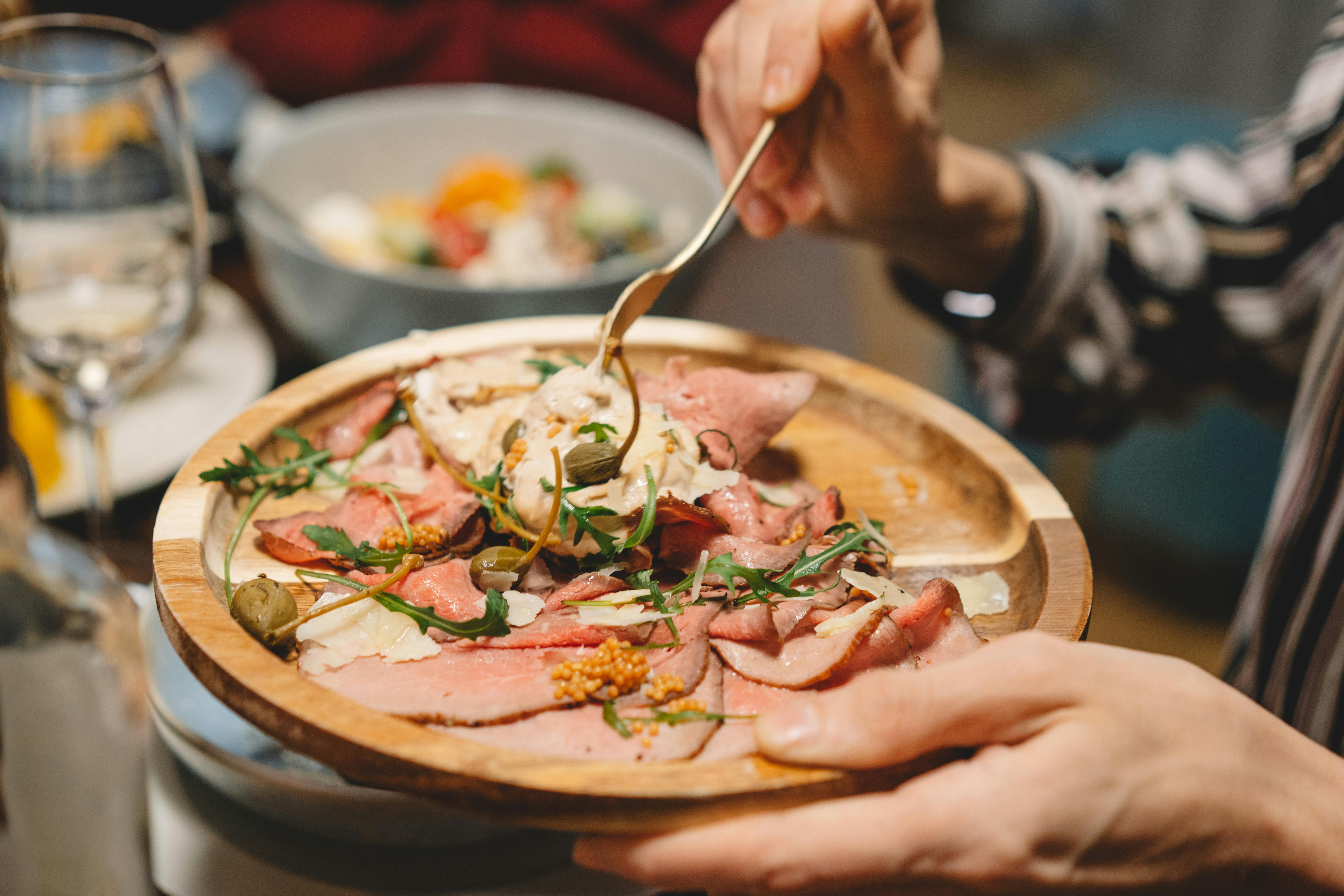 Vitello tonnato – tynne skiver kalvekjøtt med kremet tunfisksaus og kapers